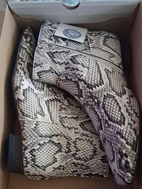 Worthington Snake-Pattern Reptile Hide - Cream & Black
